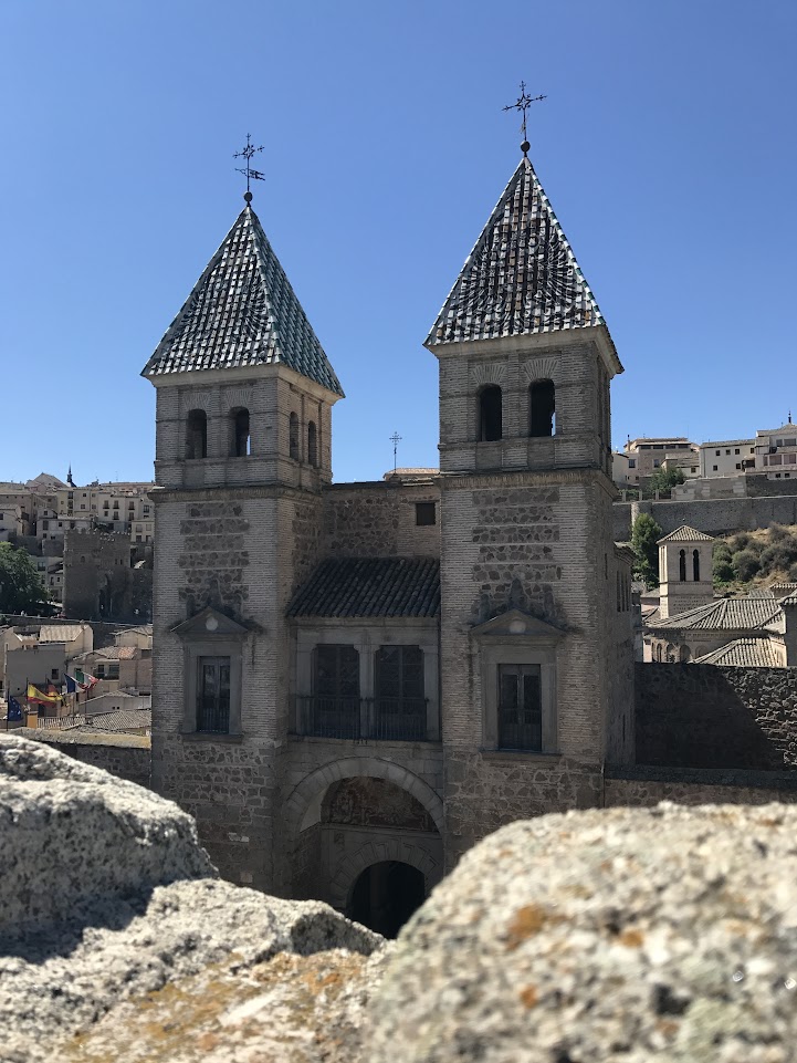 Picture of a stone building in the city of Toledo, Spain.