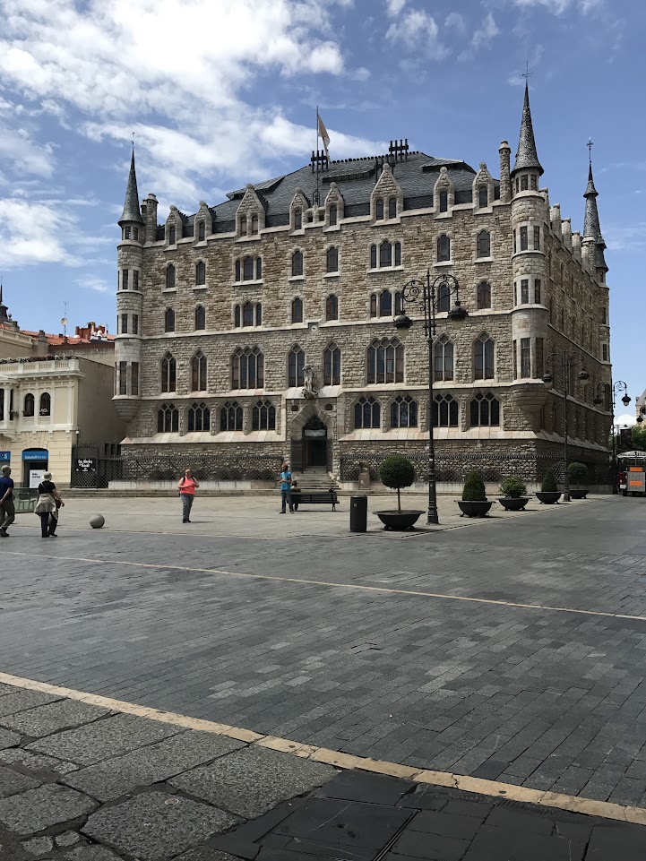 Picture of Casa Botines, which was designed by Antoni Gaudí and is located in León.