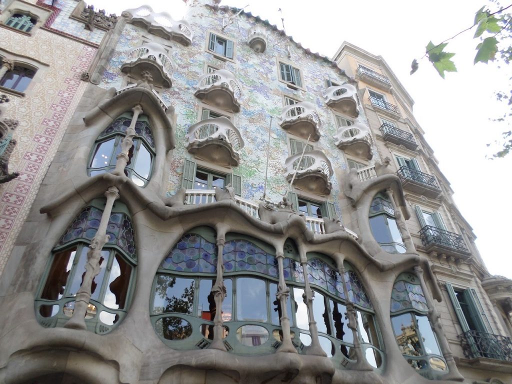 Picture of the unique architecture outside of Casa Batlló, one of the three houses of Gaudí located in the Spanish city of Barcelona. 