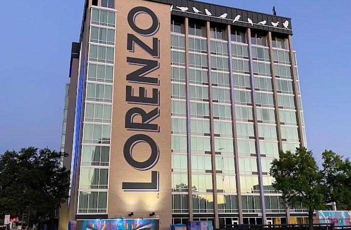 View of the outside of the Lorenzo Hotel in Dallas from the road