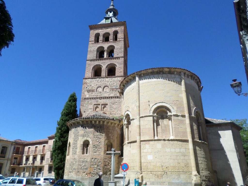 Picture of the outside of Iglesia de San Esteban and its iconic bell tower.