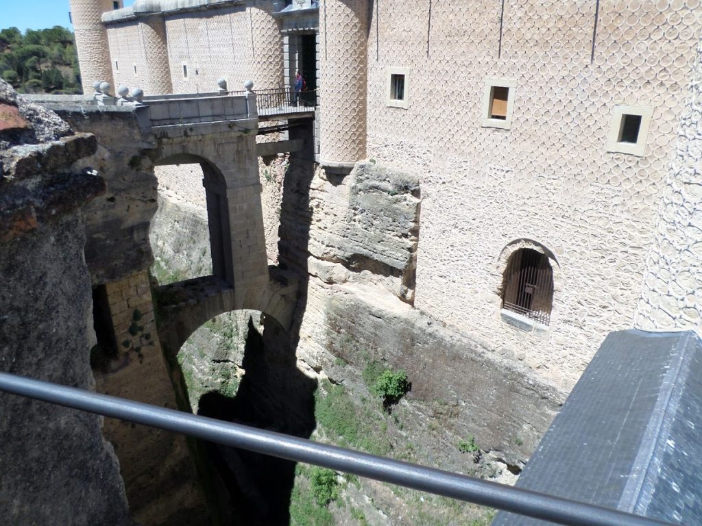 A picture of the deep moat surrounding Segovia Castle.